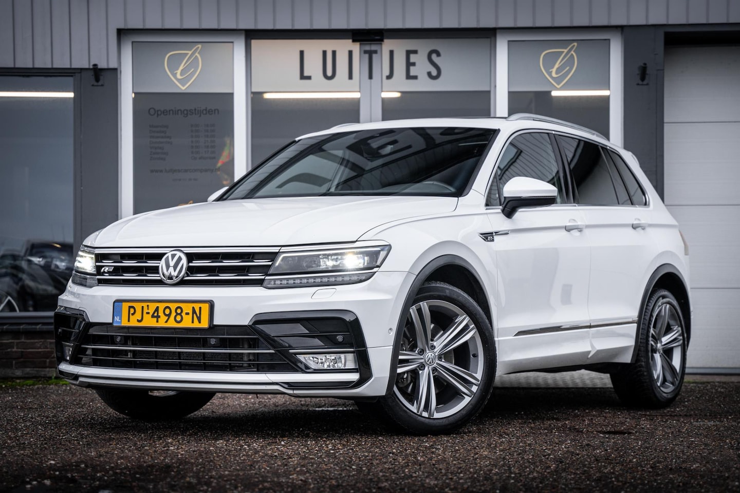 Volkswagen Tiguan - 2.0 TSI 180pk 4Motion R-Line DSG7 I Pano-dak I Virtual-cockpit I NL-auto I 2e-eig. - AutoWereld.nl