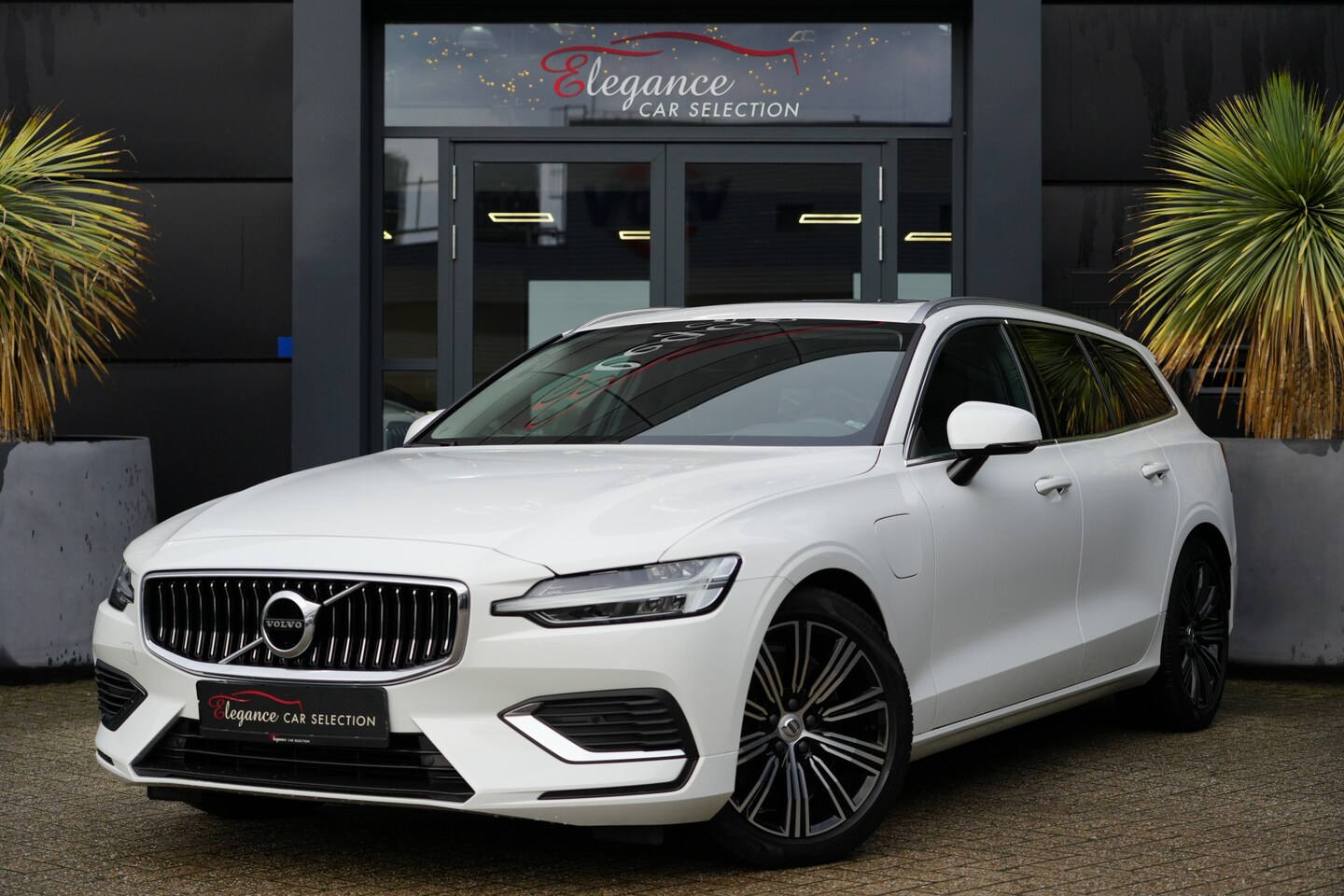 Volvo V60 - 2.0 T6 Twin Engine AWD Inscription 340pk Panoramadak/Stoelverwarming/Camera - AutoWereld.nl