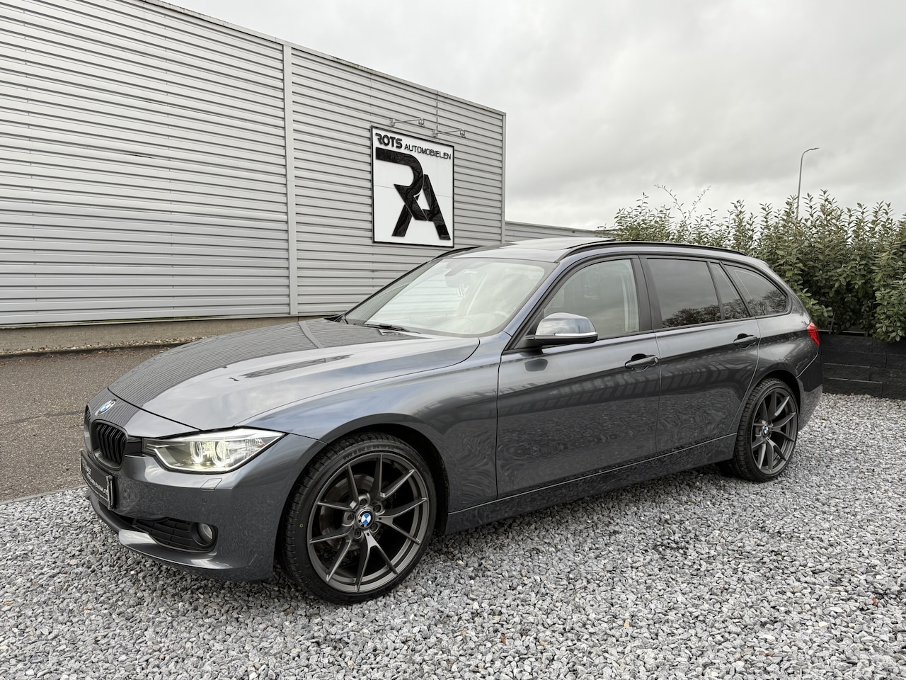 BMW 3-serie Touring - 316i High Exe Panodak|Navi|Xenon|PDC|Stoelverw Grijs - AutoWereld.nl