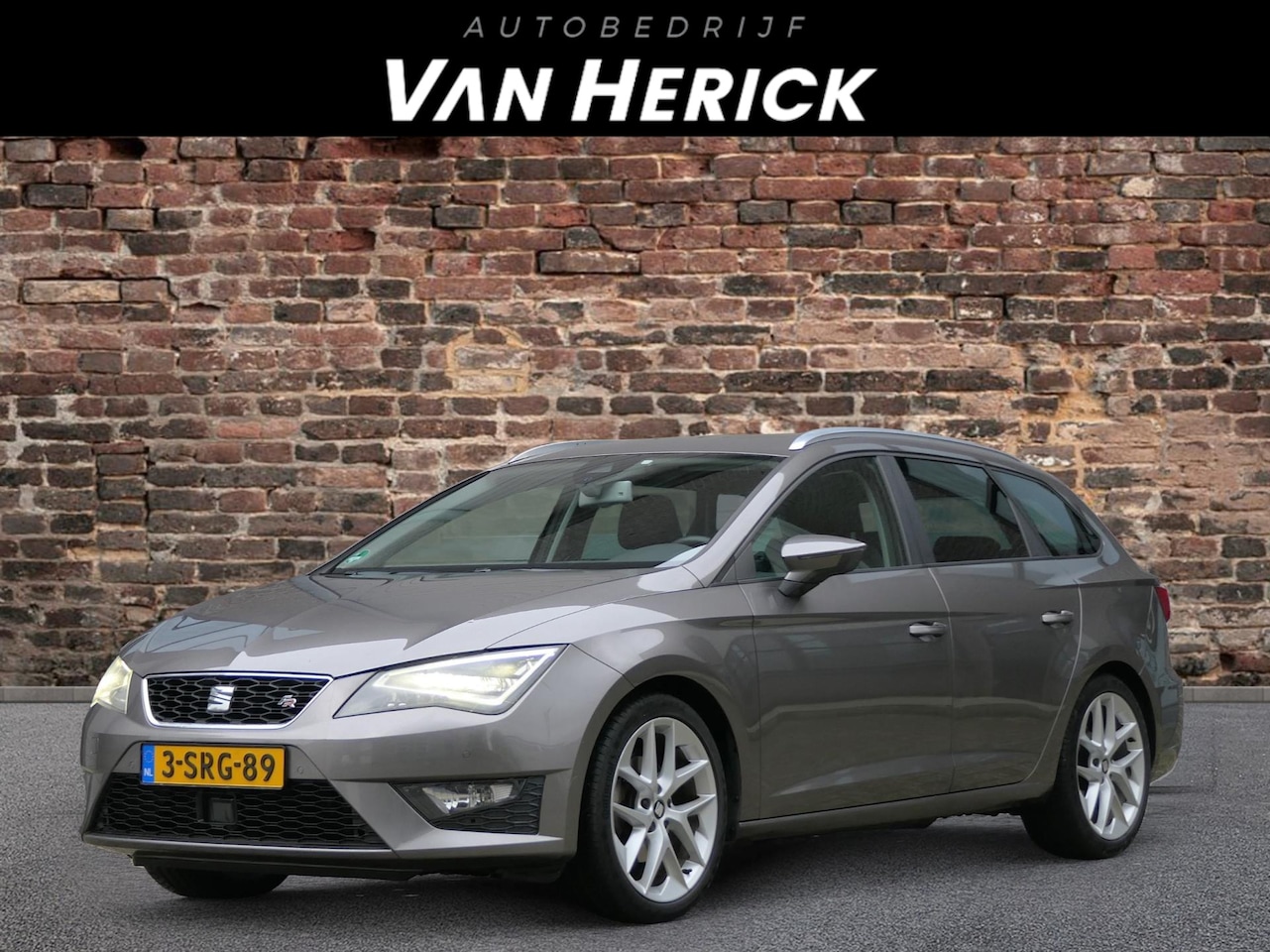 Seat Leon ST - 1.4 TSI FR Business 140PK | Open-dak | ACC | Trekhaak - AutoWereld.nl