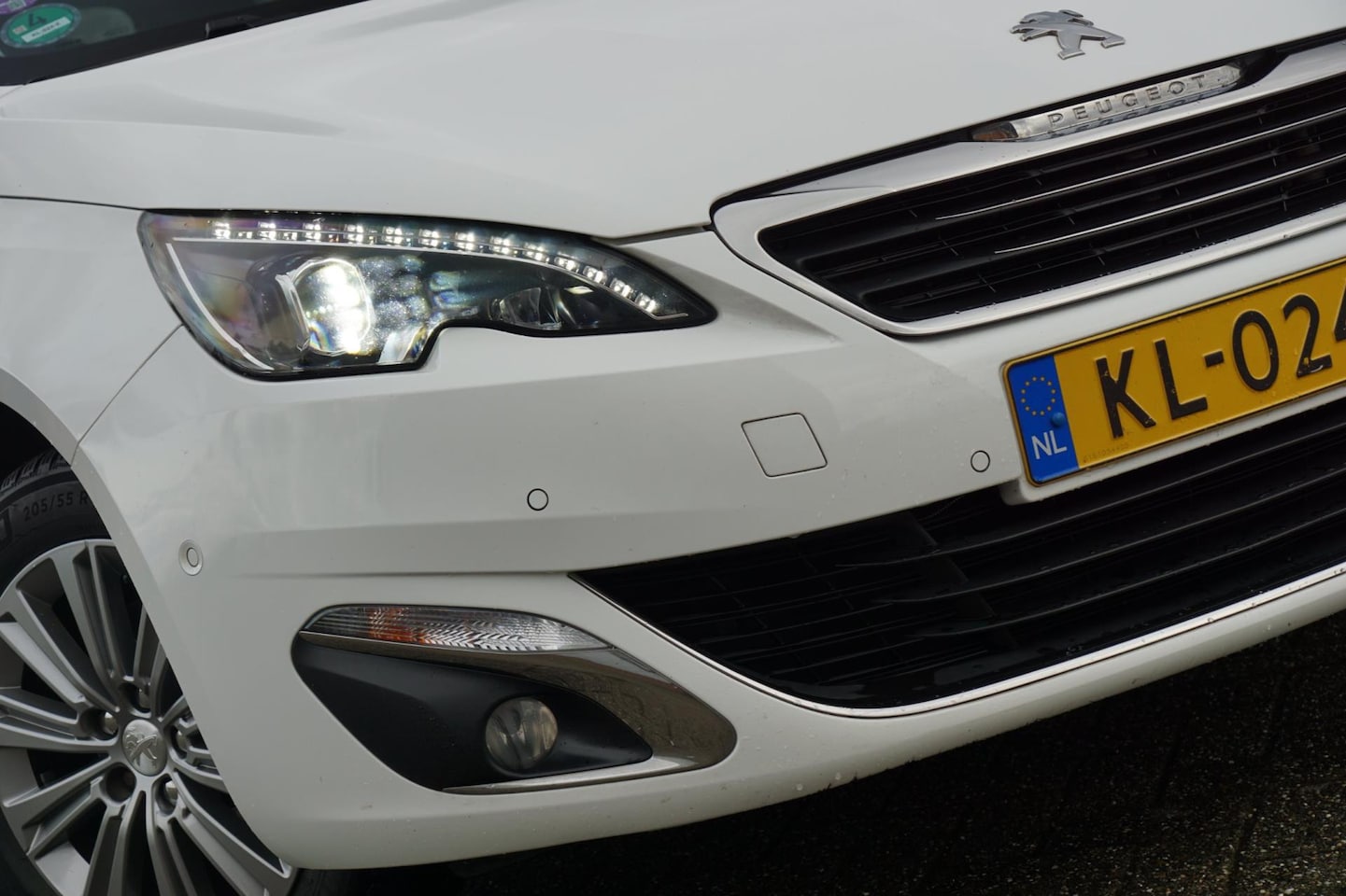 Peugeot 308 SW - 1.2 130PK Allure AUT | Blanc Banquise | Panodak/NAV/Camera/Trekhaak/PDC - Super netjes! - AutoWereld.nl