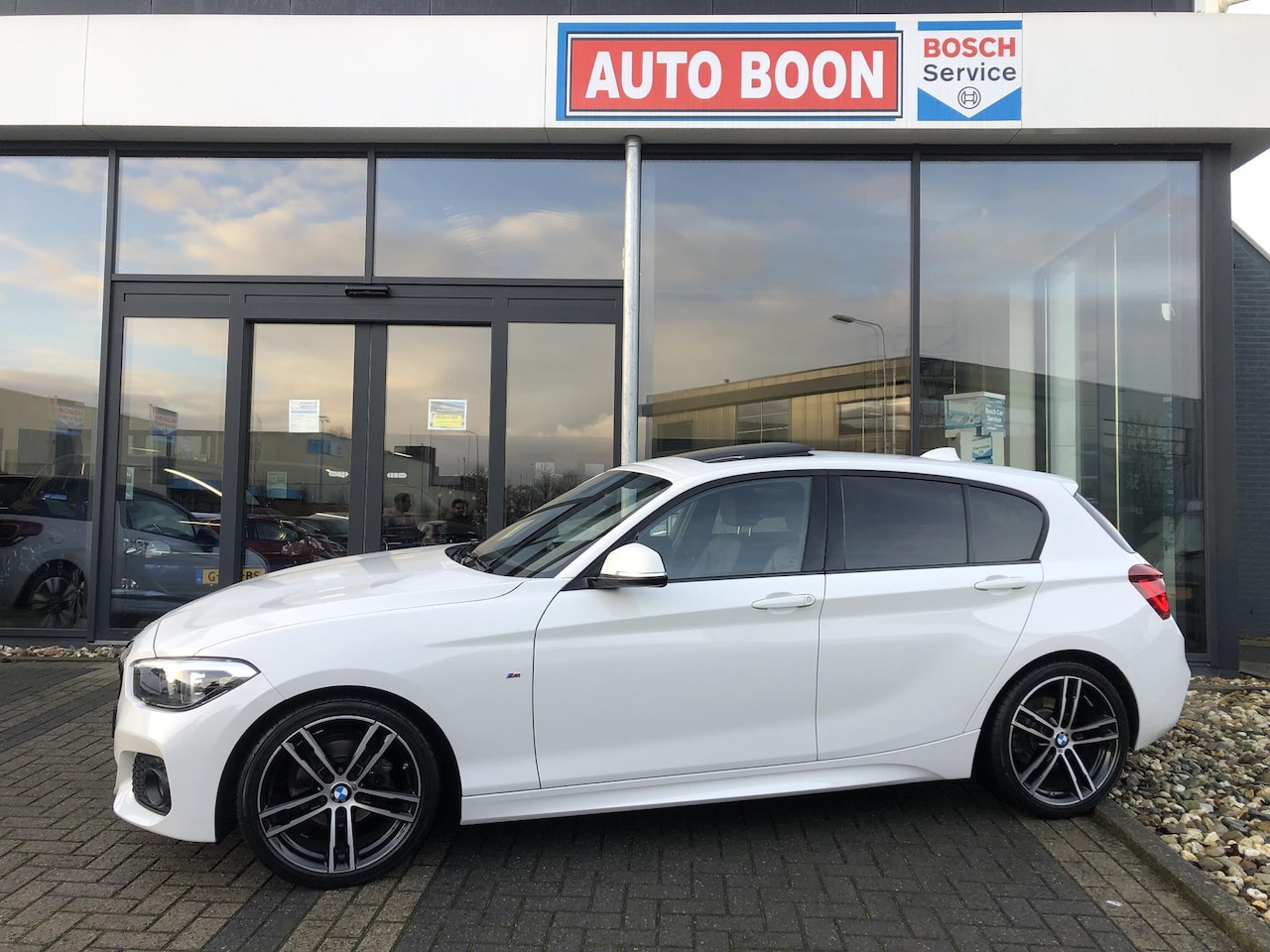 BMW 1-serie - 118i M-SPORT 136PK AUTOMAAT : LEER/FULL-LED/PANO - NL-AUTO - KM=UNIEK=NAP - - AutoWereld.nl