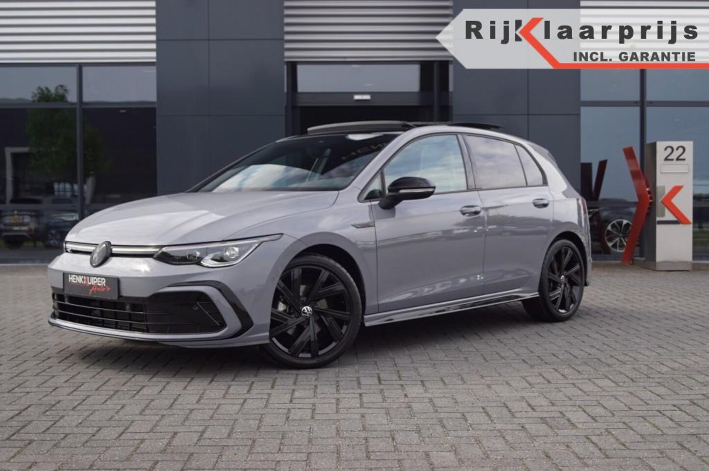 Volkswagen Golf - 1.5 TSI DSG R-Line 150pk Panodak/ Camera /ACC/ Black style - AutoWereld.nl