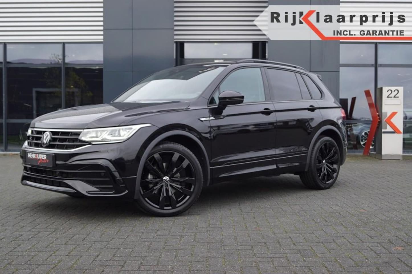 Volkswagen Tiguan - 1.5 TSI DSG R-Line Blackstyle/ Panodak /IQ LED/ Trekhaak/Camera - AutoWereld.nl