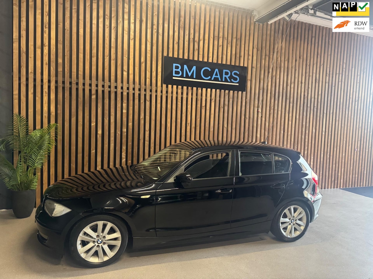 BMW 1-serie - 116i Executive Airco,Pdc,Startknop,5 Deurs - AutoWereld.nl