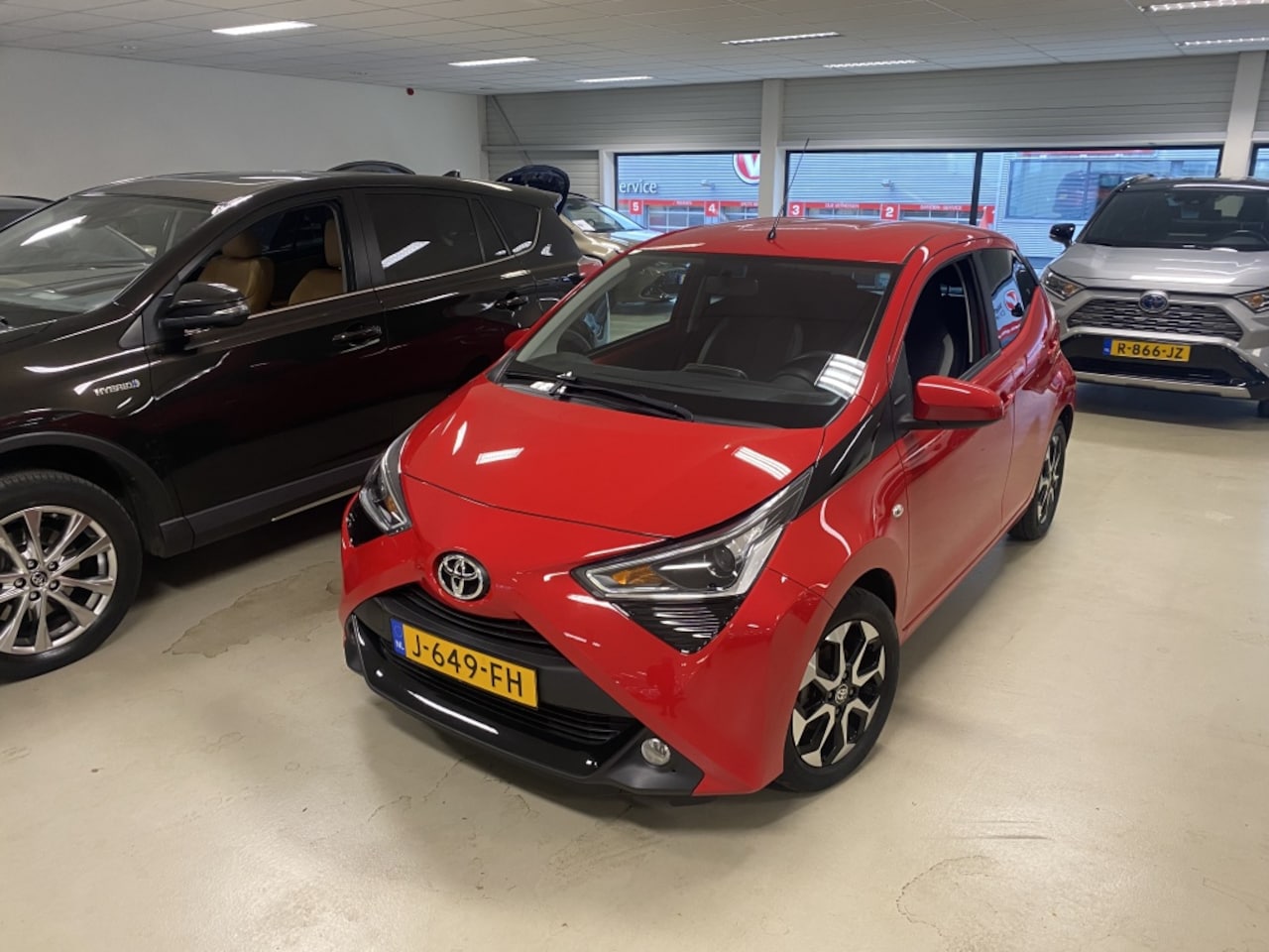 Toyota Aygo - 1.0 VVT-i X-JOY NL Auto Clima Apple Android Camera 15"LM Licht S - AutoWereld.nl