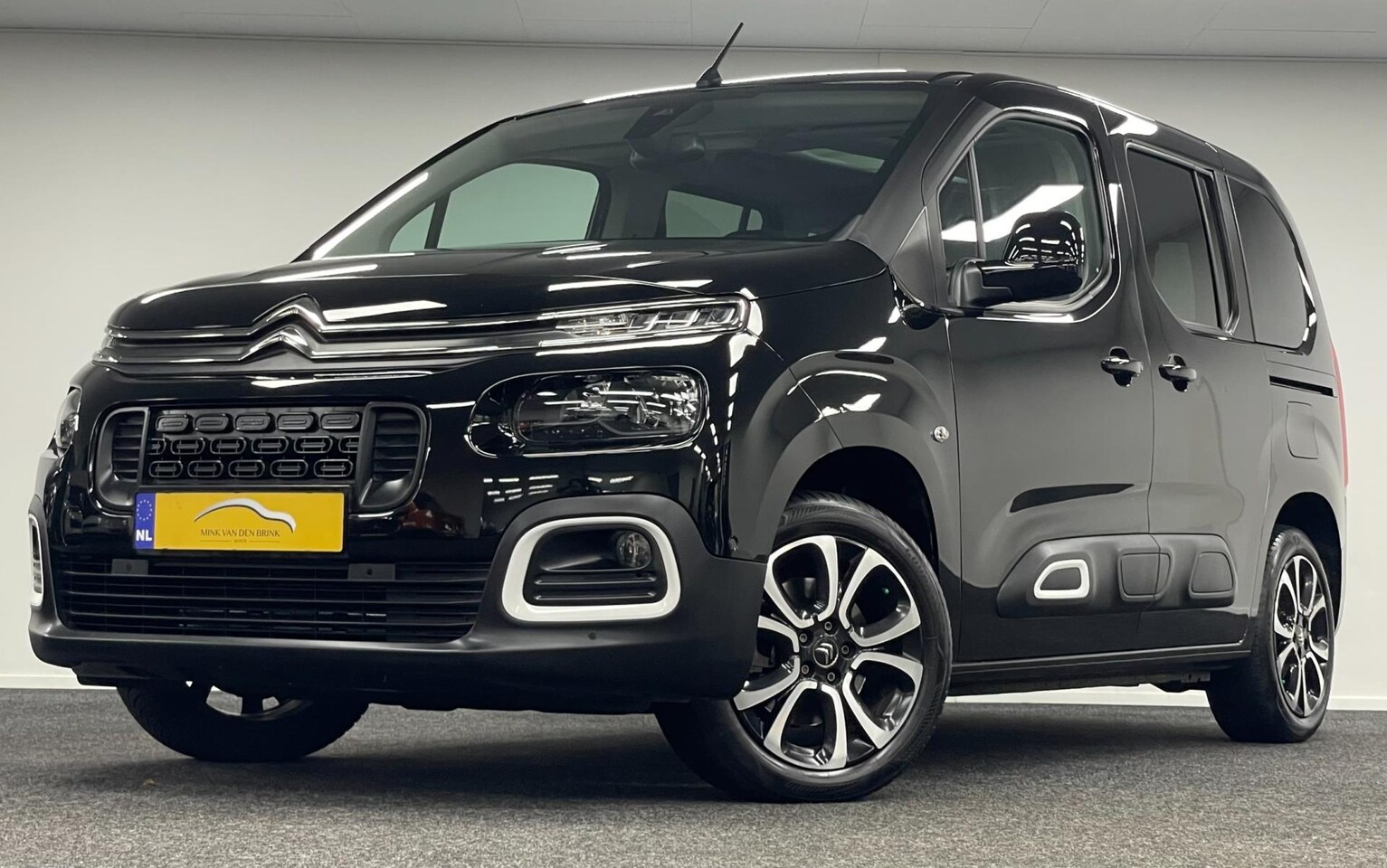 Citroën Berlingo - 1.2 PureTech Shine*5Persoons*Trekhaak*Panodak*Camera*Navi*Carplay*CruiseContr! - AutoWereld.nl