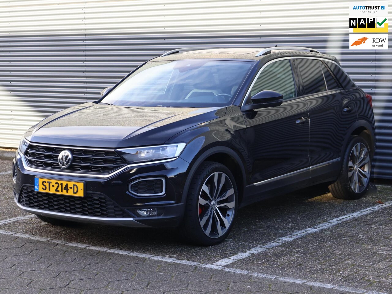 Volkswagen T-Roc - 1.5 TSI Sport|Pano|Virtual|1e Eigenaar|Dealer Onderhouden - AutoWereld.nl