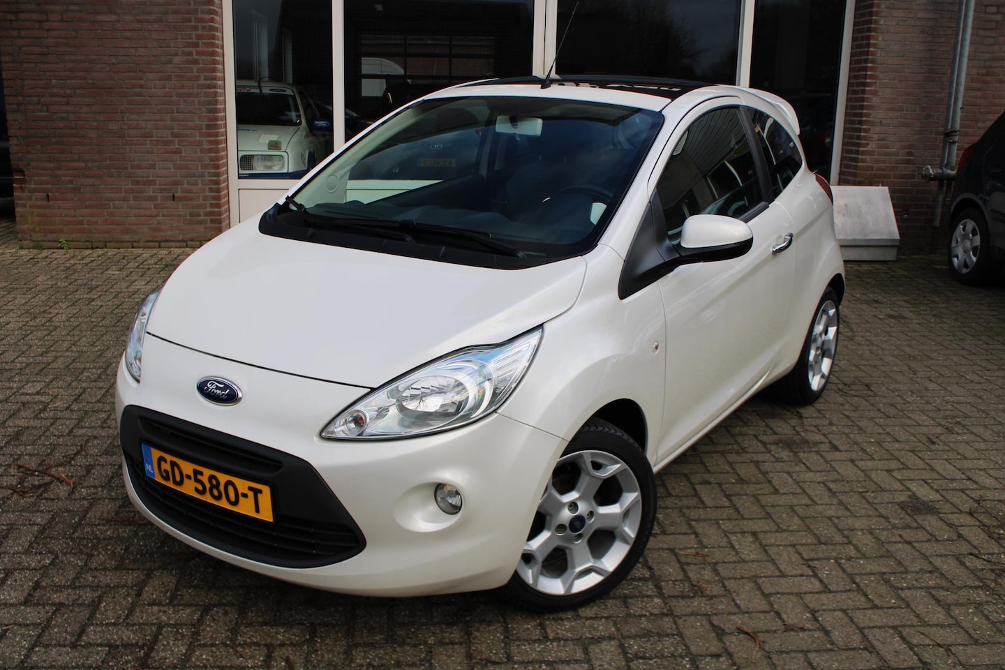 Ford Ka - Org. NL, Panorama dak, Airco, Spoiler, Elektr. ramen V, Lederen stuur, 16" LMV, Parrot car - AutoWereld.nl