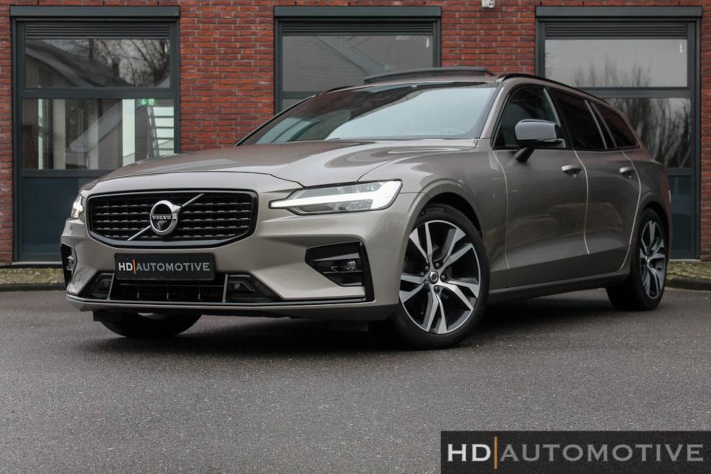 Volvo V60 - 2.0 B3 R-Design PANO|HUD|360CAM|H/K|TREKHAAK - AutoWereld.nl