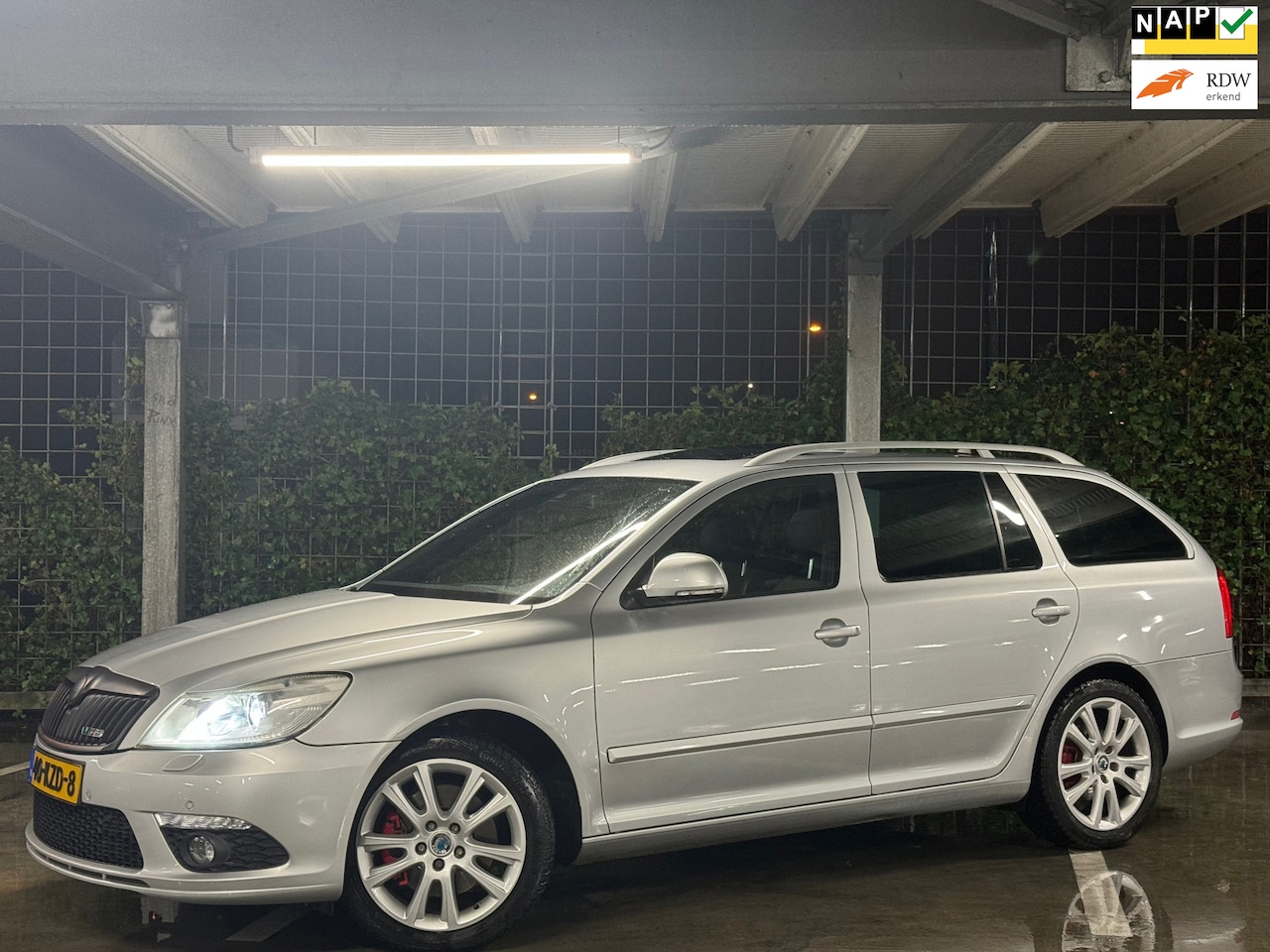 Skoda Octavia Combi - 2.0 TFSI RS DSG/PANO/LEER NETTE STAAT - AutoWereld.nl