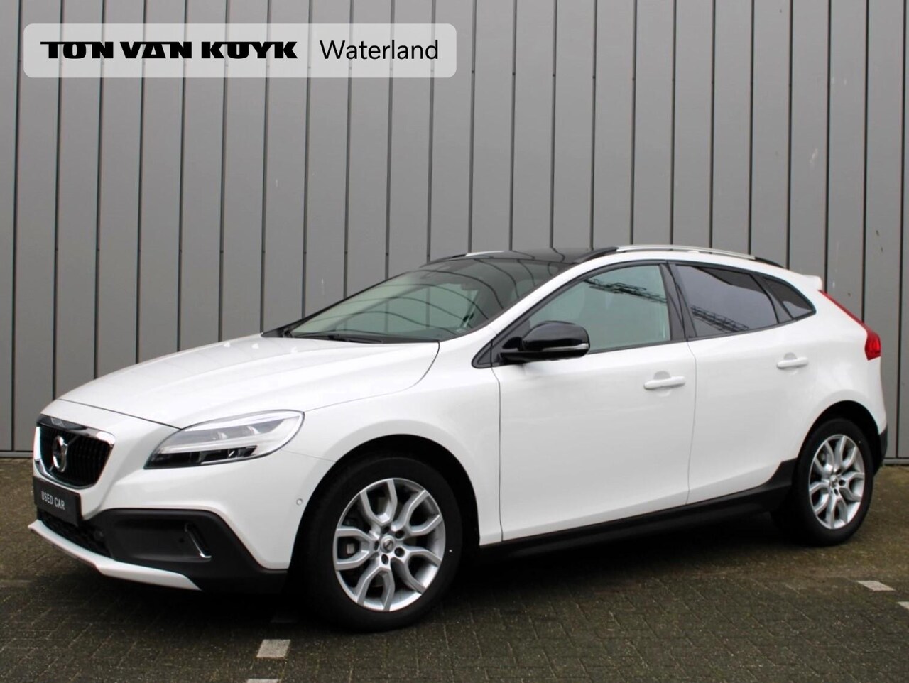 Volvo V40 Cross Country - 1.5 T3 Polar+ Luxury Automaat / Leder interieur / Privacy Glass / Panoramadak / Harman Kar - AutoWereld.nl