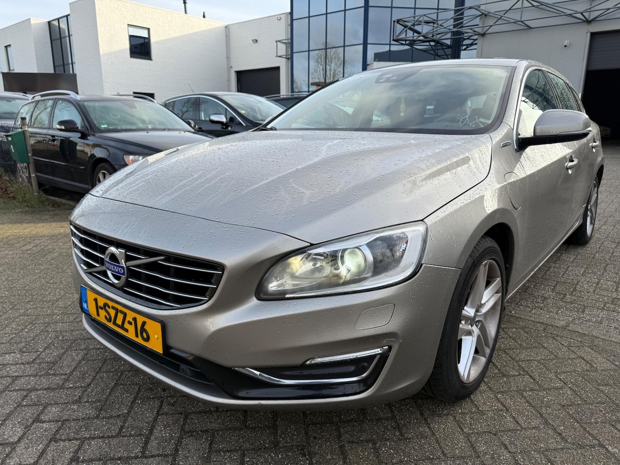 Volvo V60 - 2.4 D6 AWD Plug-In Hybrid Summum BJ 30-12-2013 - AutoWereld.nl