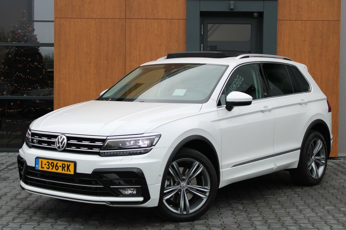 Volkswagen Tiguan - 2.0 TSI 4Motion R-Line | Pano | Trekhaak | Virtual - AutoWereld.nl