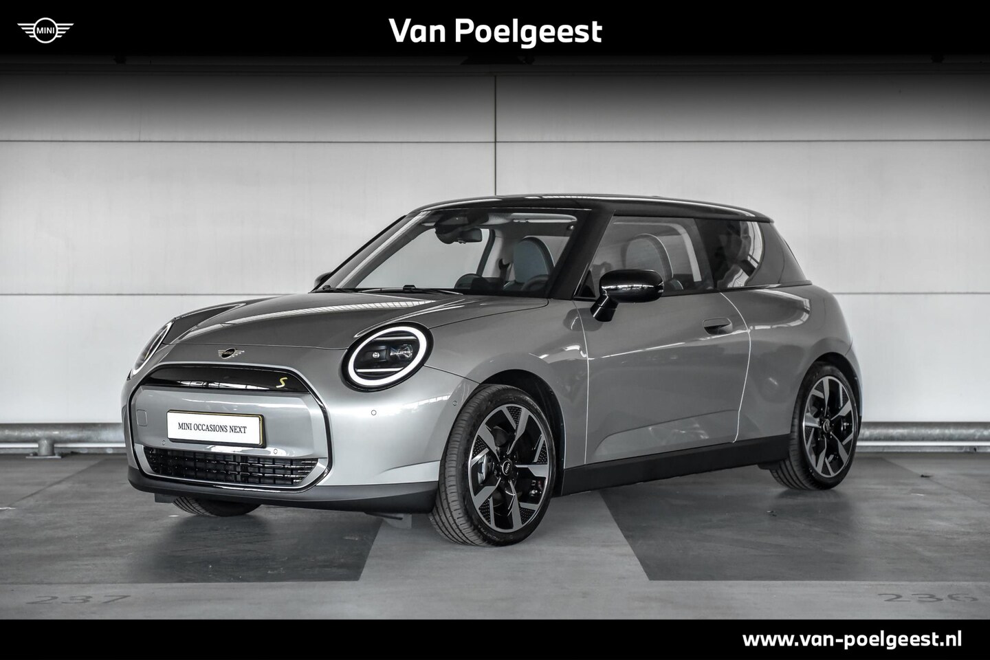 MINI Mini-Electric - Cooper SE | Classic Trim | Pakket M | Dak en spiegelkappen in Jetblack | Selections - AutoWereld.nl