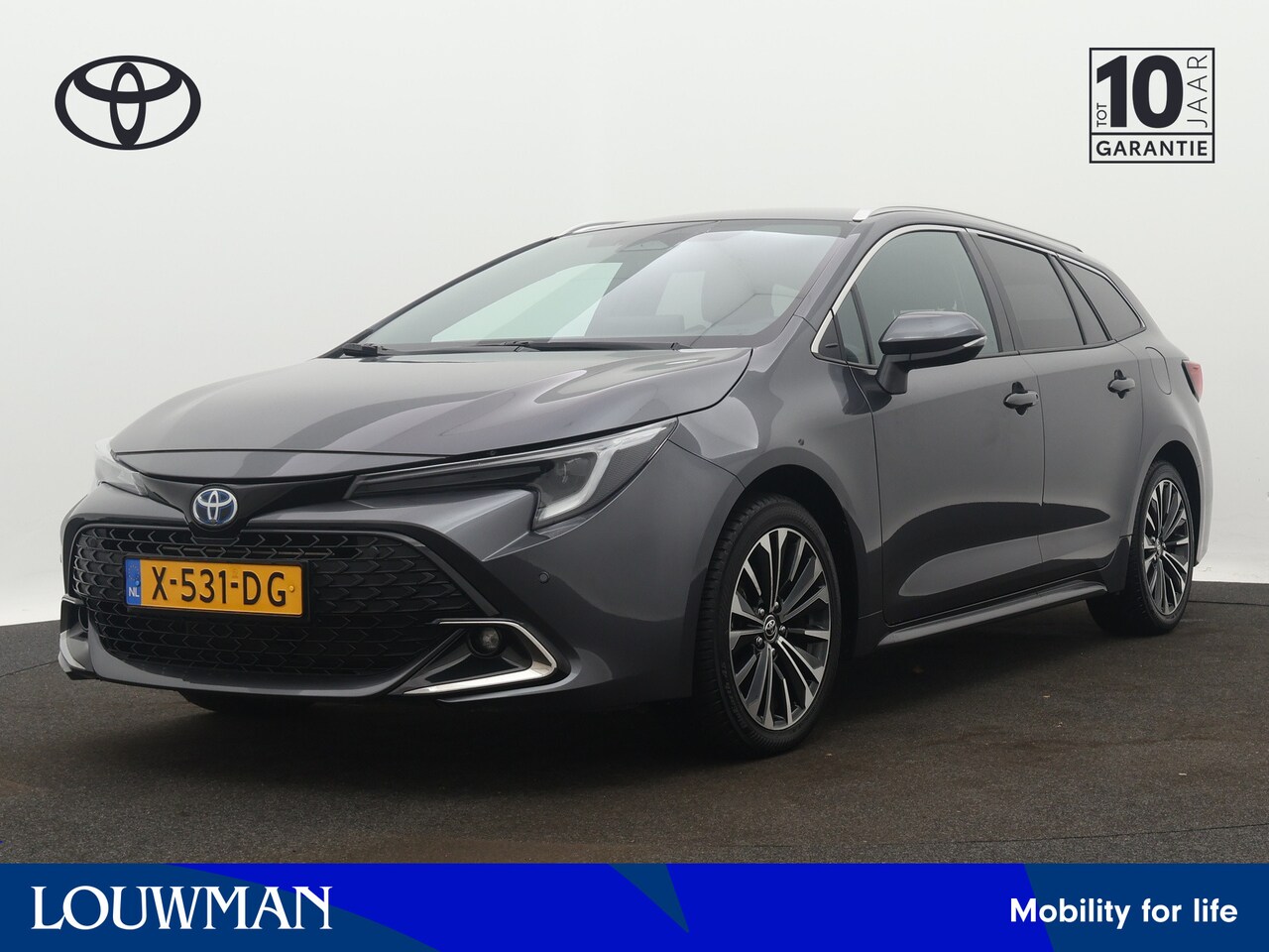 Toyota Corolla Touring Sports - 1.8 Hybrid First Edition | Patrkeersensoren | LM velgen | Stoelverwarming | Draadloze tele - AutoWereld.nl