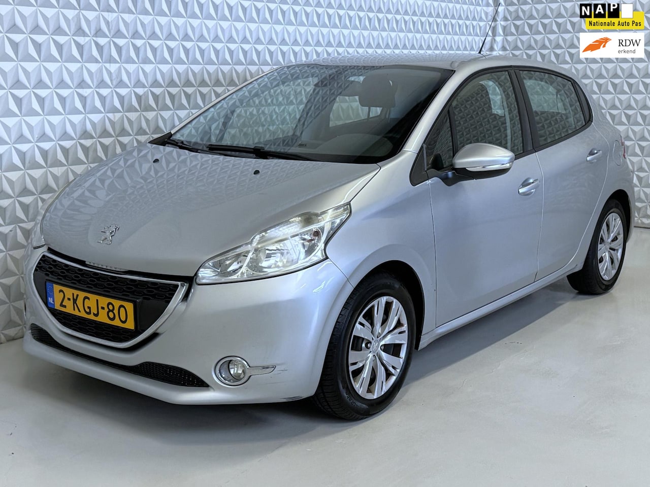 Peugeot 208 - 1.2 VTi Airco Cruise Navigatie Trekhaak (2013) - AutoWereld.nl