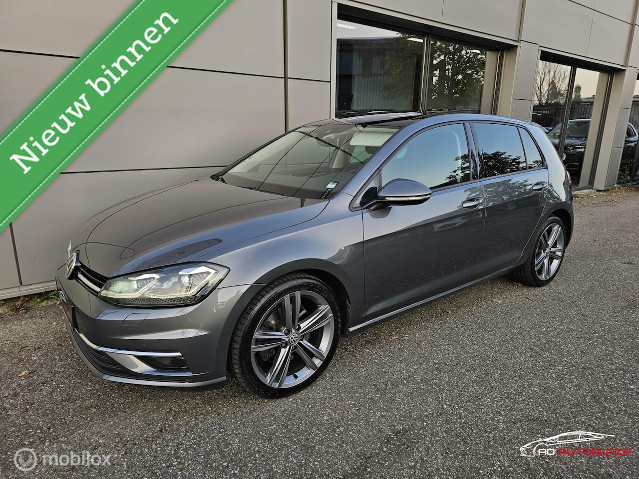 Volkswagen Golf - 1.5 TSI DSG R-line velgen/Panorama/Virtual/Blindspot - AutoWereld.nl