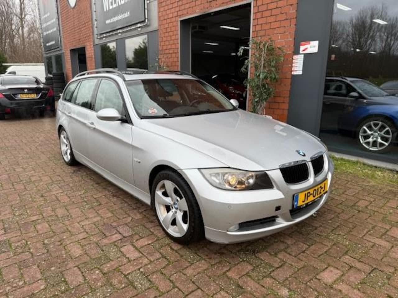 BMW 3-serie Touring - 320i Exe AUT, Leer, Navi, Pano - AutoWereld.nl