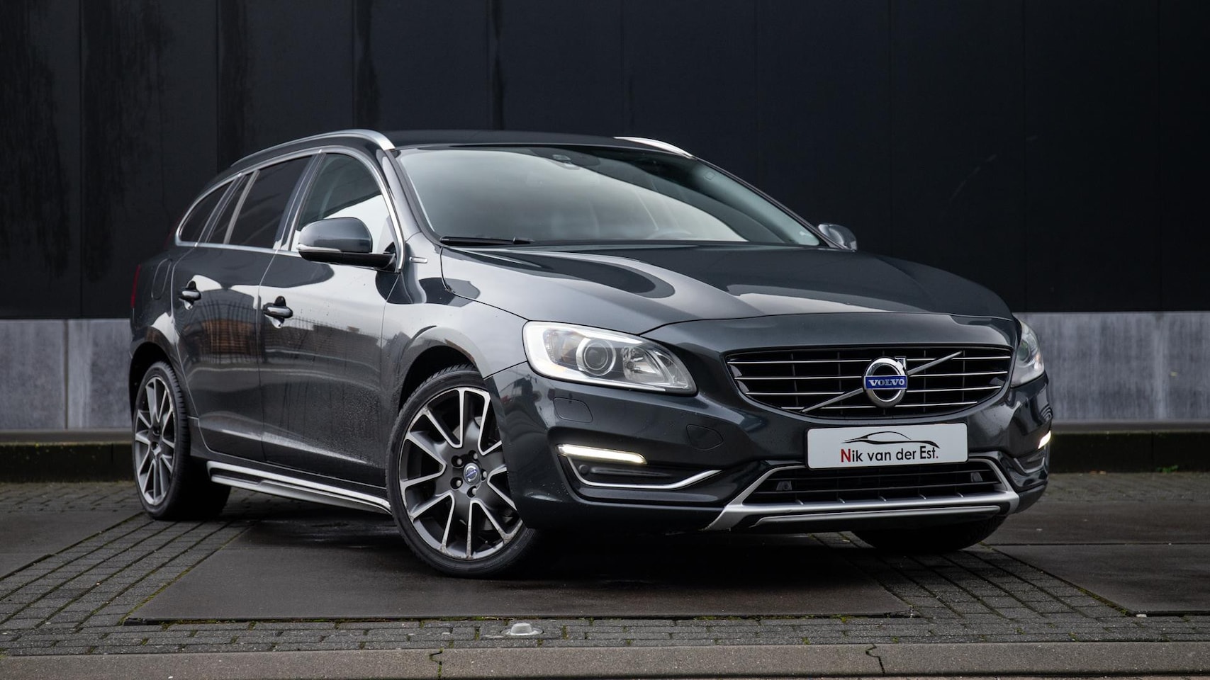 Volvo V60 - 2.4 D6 AWD Plug-In Hybrid Summum-Style kit-Carplay-NW banden - AutoWereld.nl