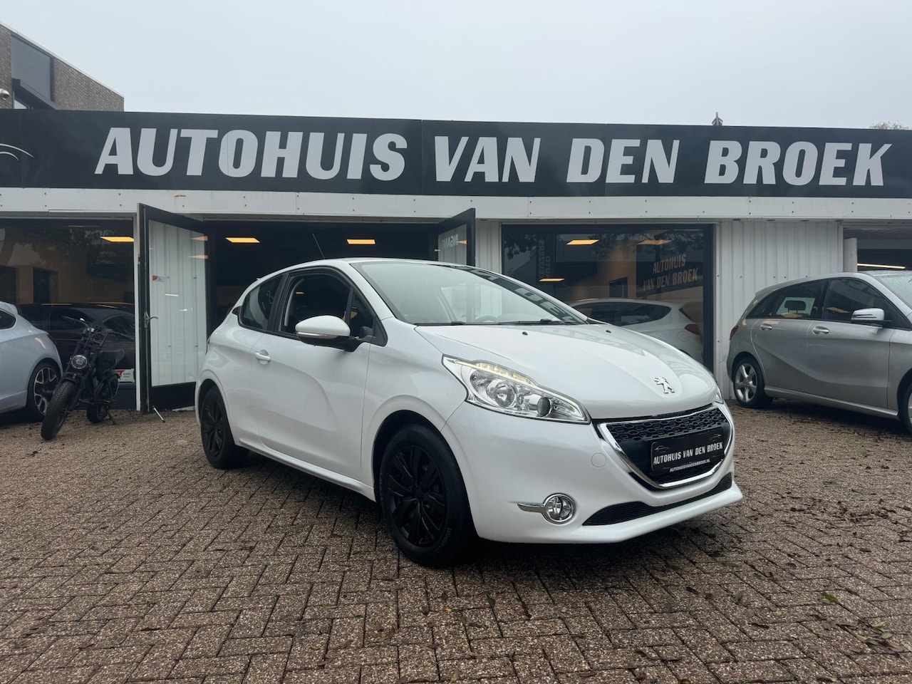 Peugeot 208 - 1.2 VTi Access 82Pk 1e Eigen Airco Led Cruise Ctr Pdc Bluetooth - AutoWereld.nl