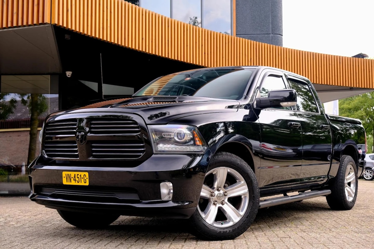 Dodge Ram 1500 - 5.7 V8 4x4 Crew Cab 5'7 Sport/Excl. BTW/Luchtvering/Schuifdak/Stoelventilatie/Alpine/ - AutoWereld.nl