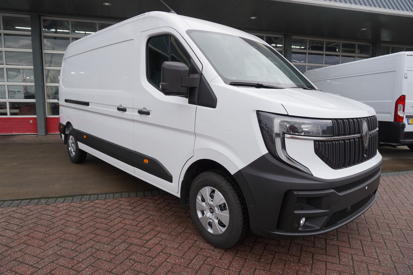 Renault Master - T35 2.0 dCi 170PK L3H2 Extra Schuifdeur links en Rechts nr. V135 | Climate | Navi | Cruise - AutoWereld.nl