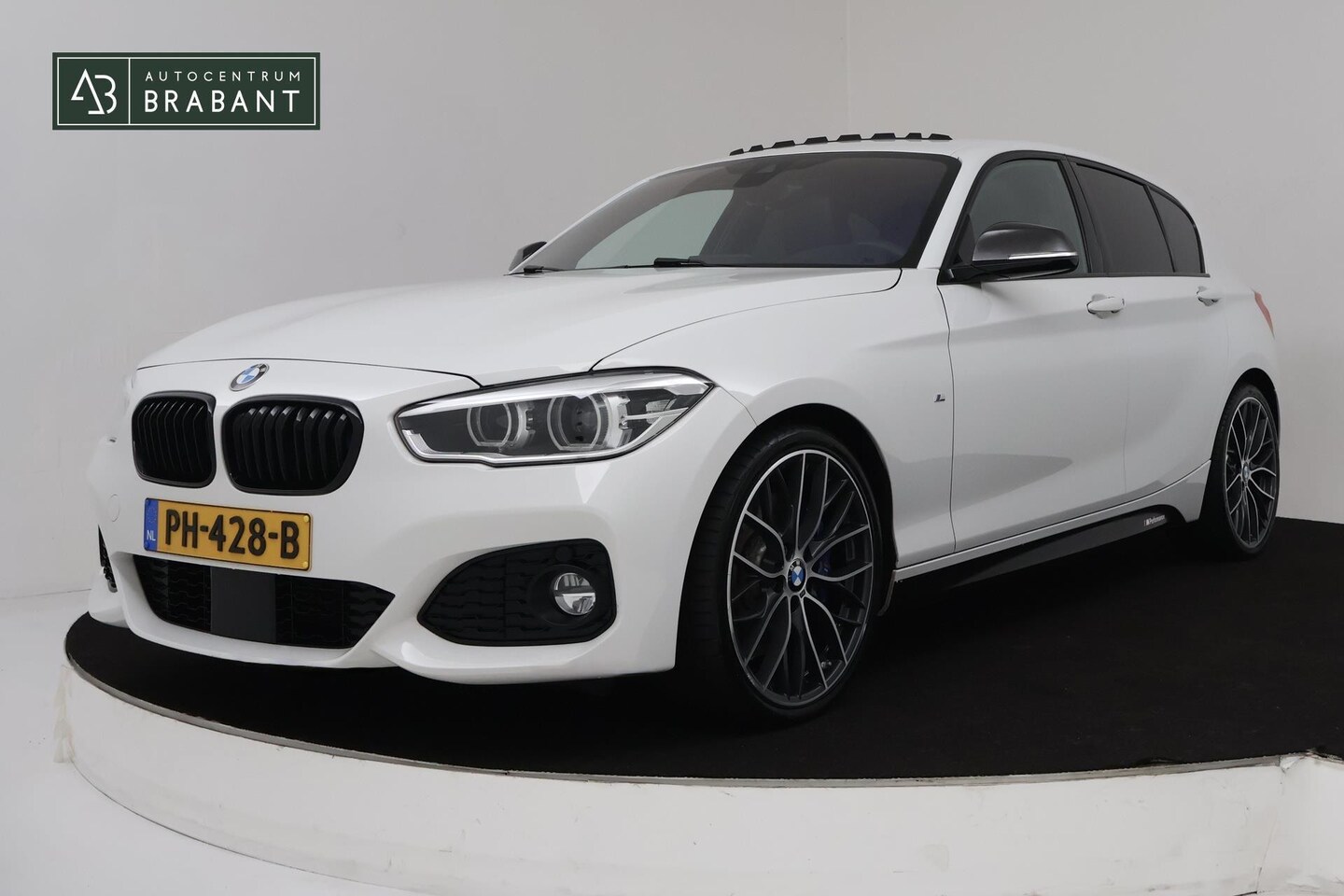 BMW 1-serie - 118i High Executive M-Pakket (PERFORMANCE UITVOERING, PANORAMADAK, ADAPTIVE CRUISE, COMPLE - AutoWereld.nl