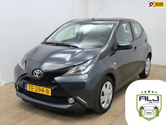 Toyota Aygo - Occasion x-play met parkeercamera en navigatie | Tweedehands Aygo in antracietgrijs | Deal