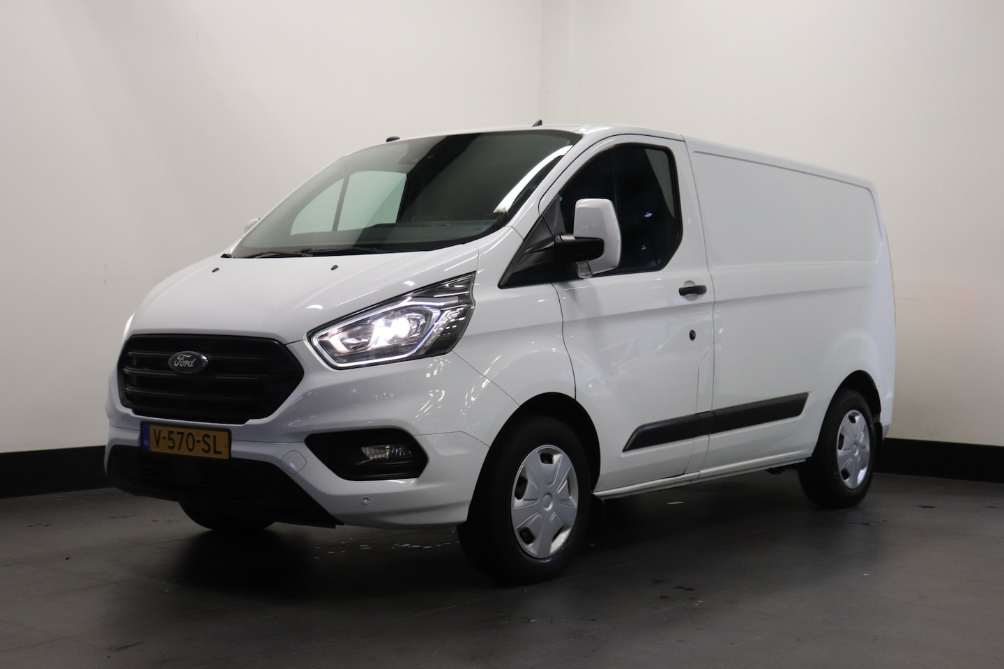 Ford Transit Custom - 2.0 TDCI 130PK - EURO 6 - Airco - Navi - Cruise - € 13.900,- Excl. - AutoWereld.nl