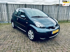 Toyota Aygo - 1.0-12V Aspiration Green Navigator/AIRCO/NAVI/ N.A.P/ LEER/TOERENTELLER