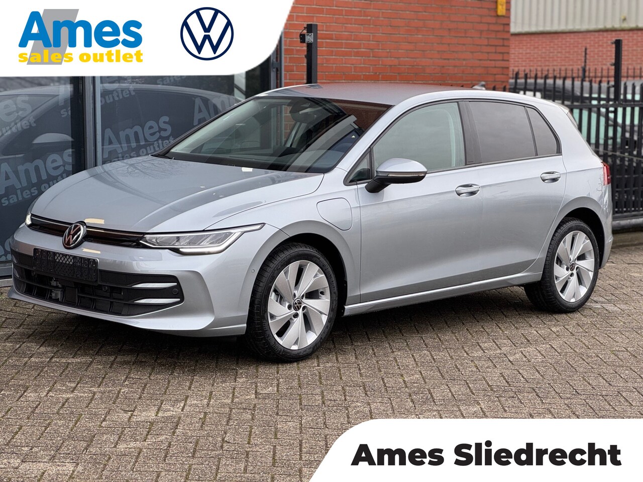 Volkswagen Golf - 1.5 TSI 204pk DSG eHybrid Life Edition | Adaptive Cruise Control | Stoel- en stuurverwarmi - AutoWereld.nl