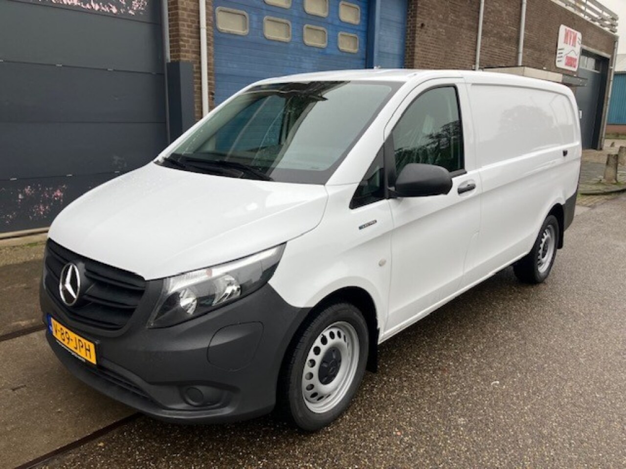 Mercedes-Benz eVito - Gesloten Bestel met !!! 944 KM !!! en 255 km volgens WLTP - AutoWereld.nl