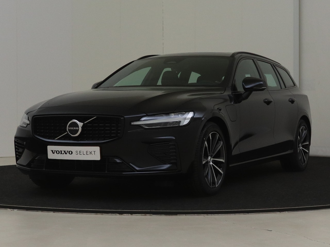 Volvo V60 - 2.0 T6 Plug-in hybrid AWD Plus Dark / 360° Camera / Audio by Harman Kardon / Elektrisch gl - AutoWereld.nl