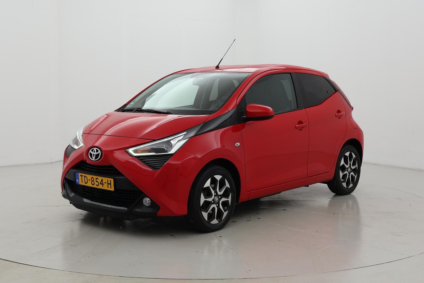 Toyota Aygo - 1.0 VVT-i x-first Apple\Android 5drs - AutoWereld.nl