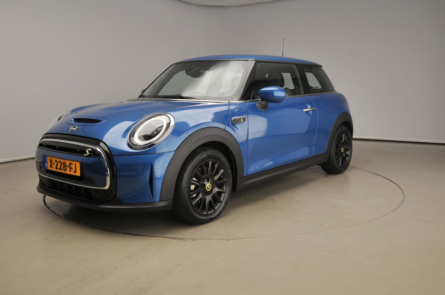 MINI Cooper - 3-deurs E Half leder / Sportstoelen / LED / Navigatie / DAB / Cruise / PDC / Alu wielen bl - AutoWereld.nl