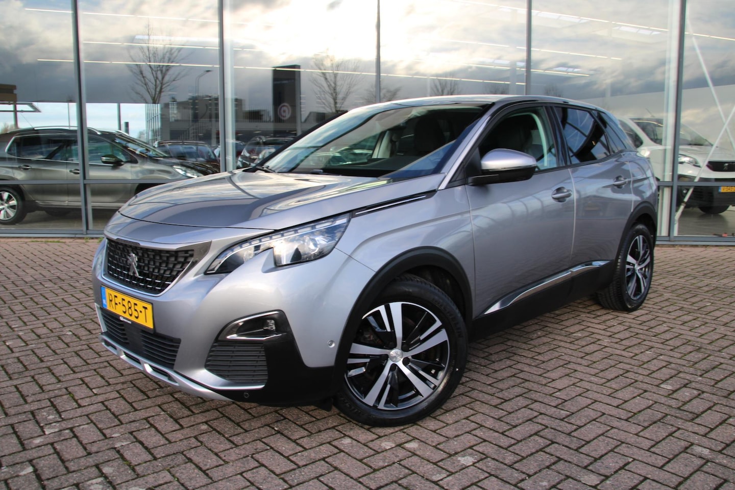 Peugeot 3008 - 1.2 PureTech 130pk Allure Automaat Pack Premium met camera, navi, dealer onderhouden - AutoWereld.nl