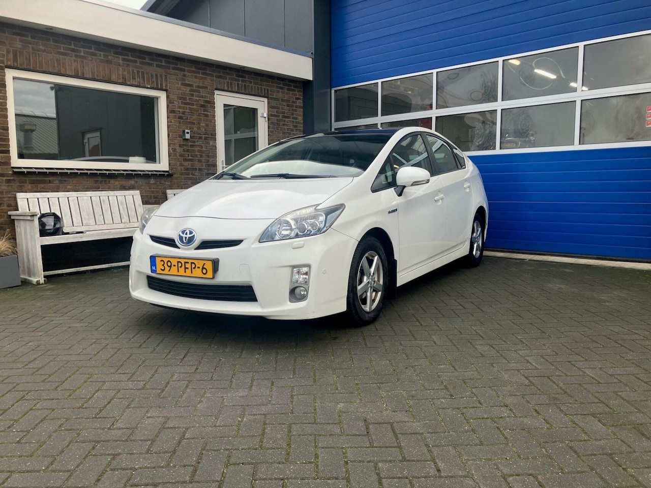 Toyota Prius - 1.8 Dynamic Pano dak xenon camera - AutoWereld.nl