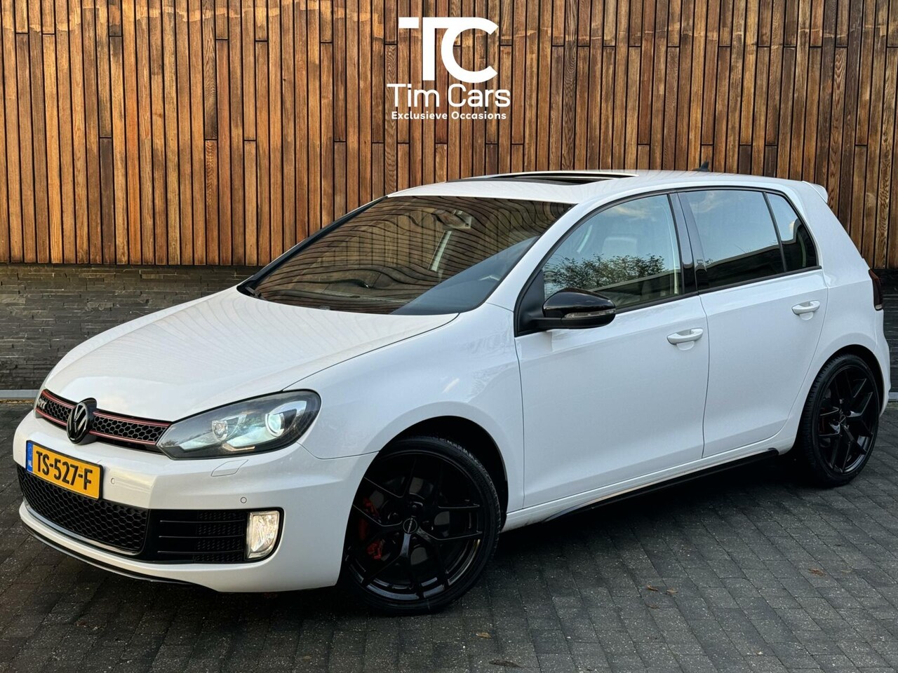 Volkswagen Golf - 2.0 GTI 271pk | Xenon | Schuifdak | Leer | Stoelverwarming | Parkeersensoren voor en achte - AutoWereld.nl