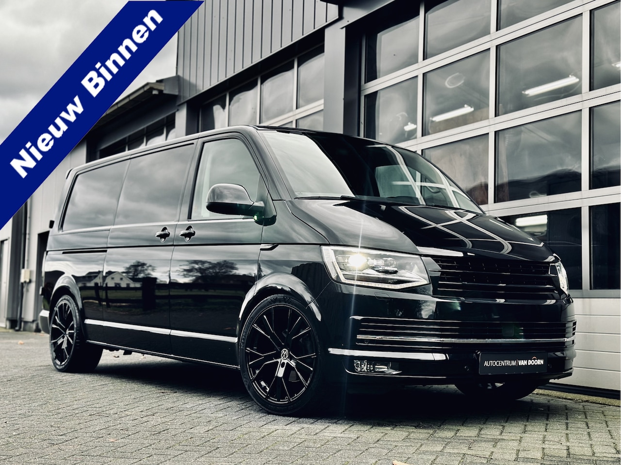 Volkswagen Transporter - 2.0 TDI 150pk | DSG | Black Highline | Lang | 2x Schuifdeur | LED | Adaptive Cruise | Navi - AutoWereld.nl