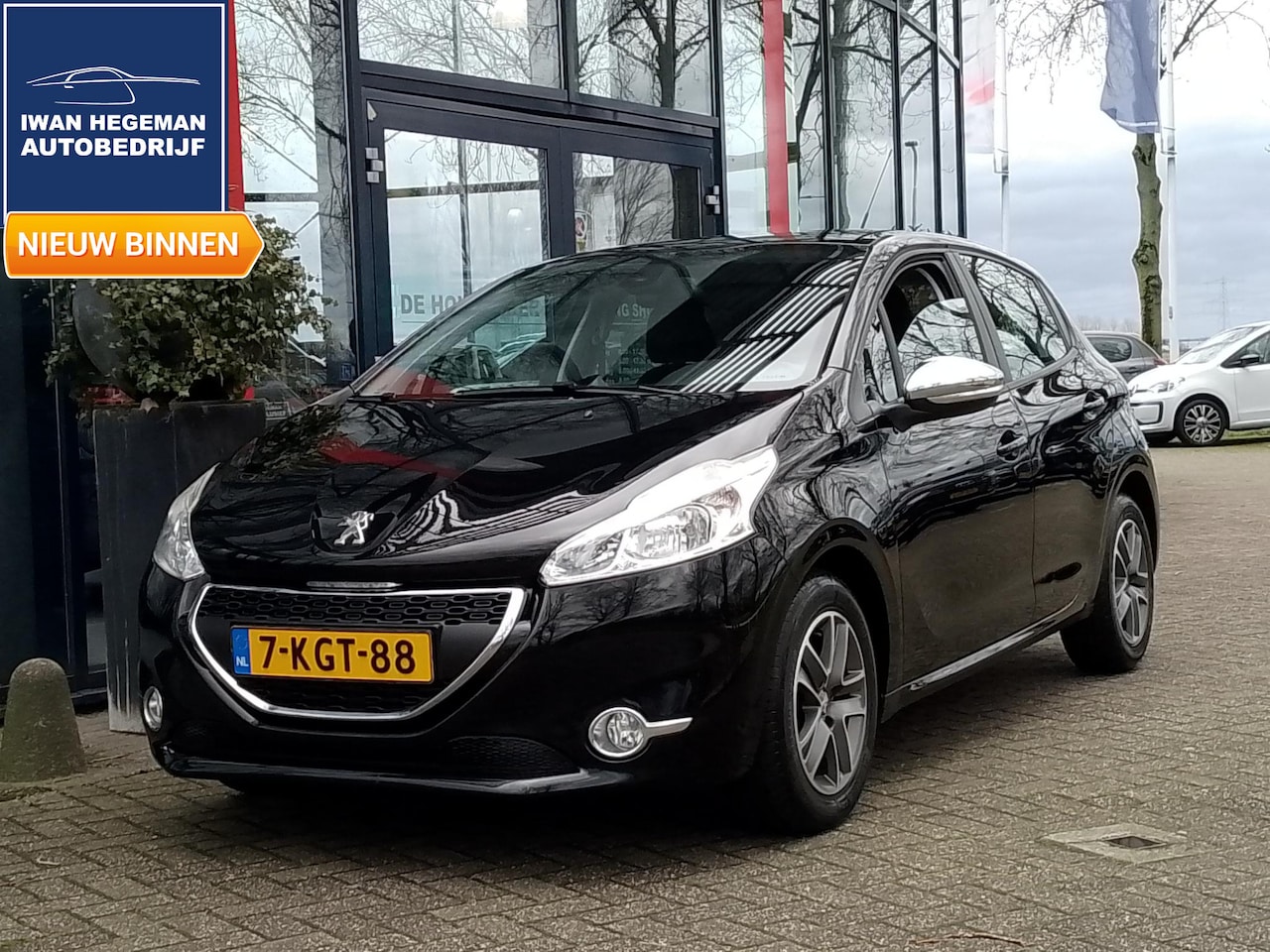 Peugeot 208 - 1.2 VTi Envy | Nieuwe Distributieriem | ECC | Navi | PDC | Cruise Control | LM Velgen - AutoWereld.nl