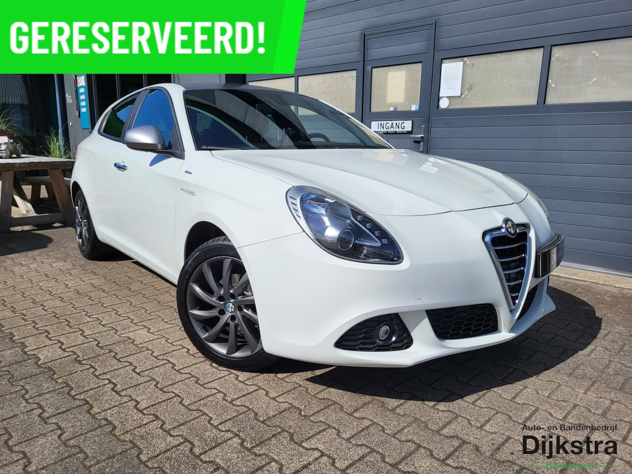 Alfa Romeo Giulietta - 1.4 T in de Veloce uitvoering die voorzien is van Airco (automatisch)/ PDC/ Cruise Control - AutoWereld.nl