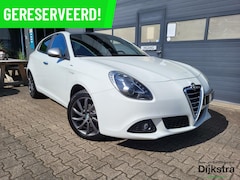 Alfa Romeo Giulietta - 1.4 T in de Veloce uitvoering die voorzien is van Airco (automatisch)/ PDC/ Cruise Control