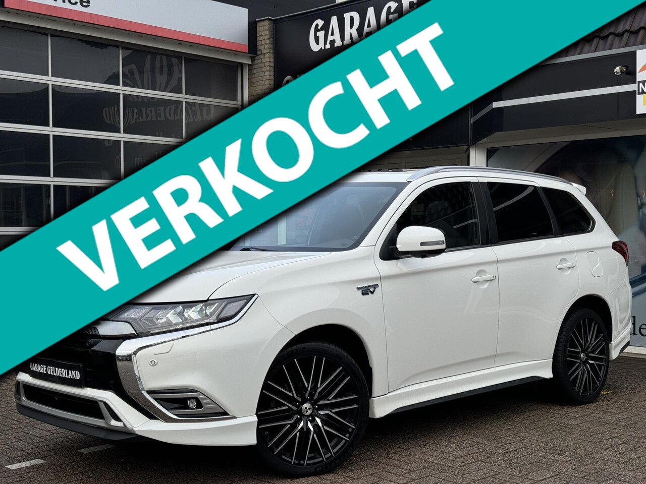 Mitsubishi Outlander - 2.4 PHEV Intense | Volleder | Pano | Xenon | Full-Led | Navi | Camera | Cruise | Full-opti - AutoWereld.nl