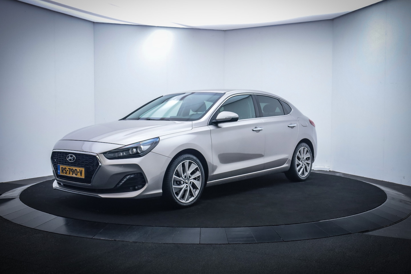 Hyundai i30 Fastback - 1.0T-GDI PREMIUM FULL LED/MEMORY/CAMERA/STOELVERW+KOELING/STUURVERW./CARPLAY/LEDER/NAVI/DA - AutoWereld.nl