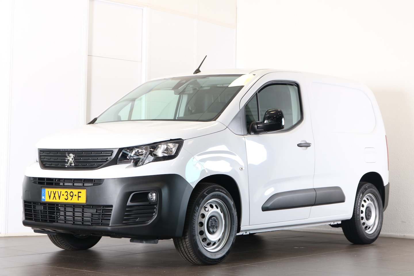 Peugeot e-Partner - EV 50 kWh 136 pk L1 | Airco | Cruise | Pdc achter | Comfort pakket | Betimmering vloer / w - AutoWereld.nl