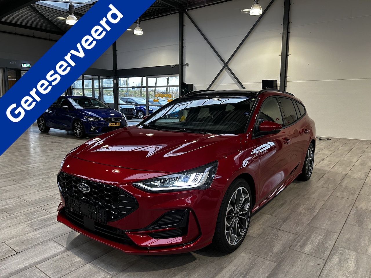 Ford Focus Wagon - EcoBoost Hybrid 155 pk ST Line X | Pano | Trekhaak | Winter Pack | Lederen bekl. | 18" | B - AutoWereld.nl