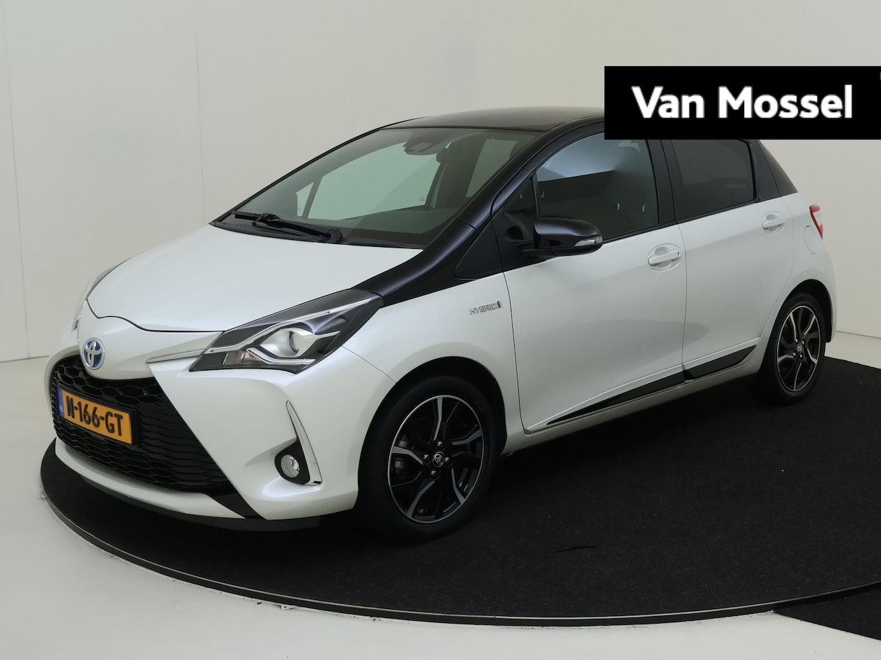 Toyota Yaris - 1.5 Hybrid Bi-Tone | Navigatie  | Achteruitrijcamera | Climate Control | 16 inch Velgen | - AutoWereld.nl