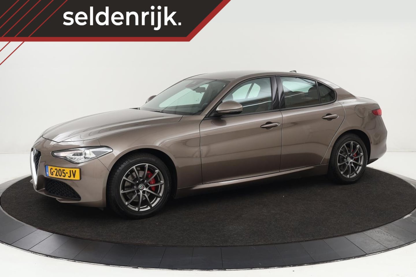 Alfa Romeo Giulia - 2.0T Super | Leder | Stoel & stuurverwarming | Navigatie | Keyless | Trekhaak | Cruise con - AutoWereld.nl