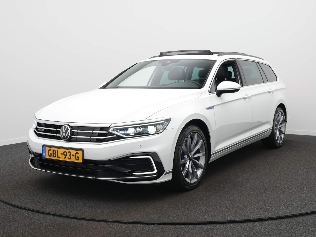 Volkswagen Passat Variant - 1.4 TSI PHEV GTE Business / Standkachel / Panoramadak / Vol Leer / Trekhaak - AutoWereld.nl